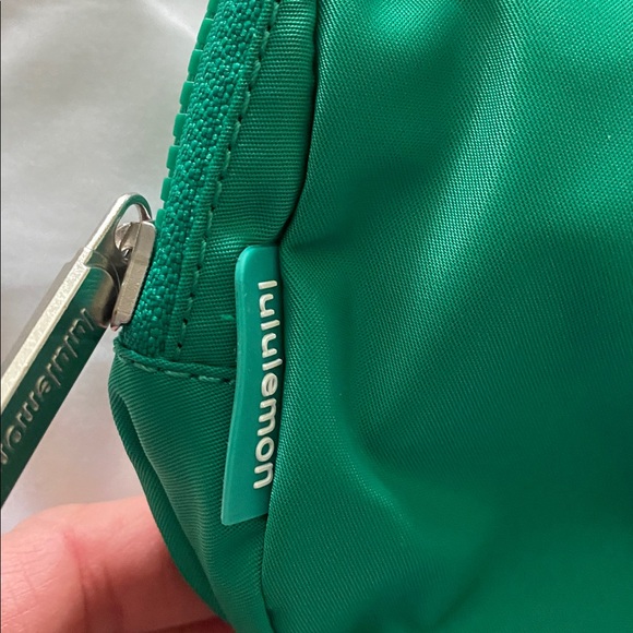 BNWT Lululemon Everywhere Belt Bag in Green - Picture 5 of 11